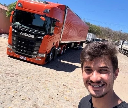 Cortejo com a presença de caminhoneiros homenageia patense que perdeu a vida em acidente na BR-381