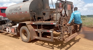 Prefeitura de Lagoa Formosa inicia etapa de imprimação dos primeiros 2,1 km que irão receber pavimentação na estrada de Limeira