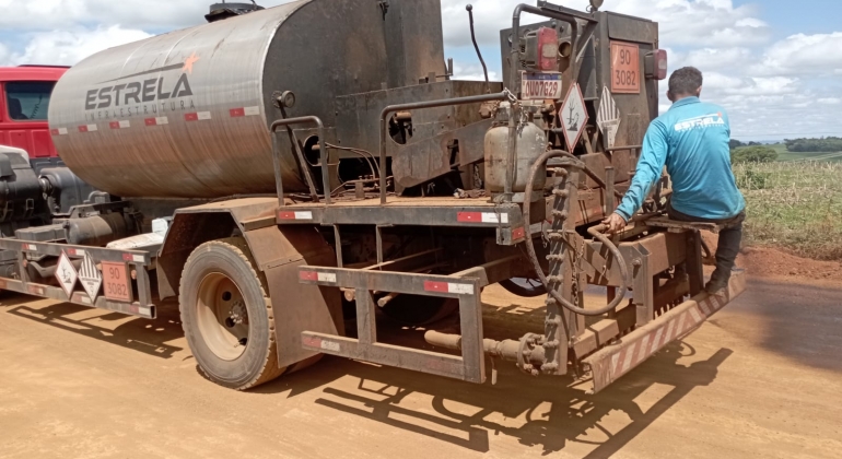 Prefeitura de Lagoa Formosa inicia etapa de imprimação dos primeiros 2,1 km que irão receber pavimentação na estrada de Limeira