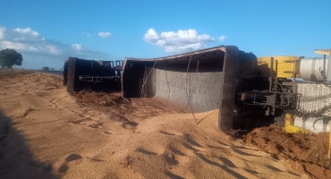 Caminhão tomba na BR-146 em Serra do Salitre após manobra arriscada de outro veículo; motorista sofre ferimentos leves