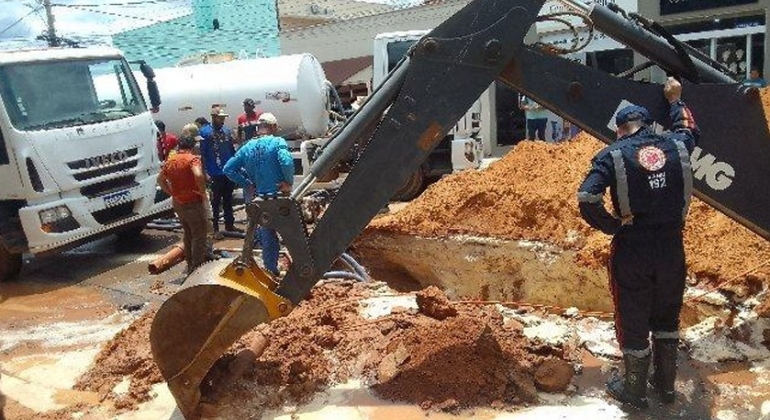 Trabalhador morre soterrado em obra de manutenção de esgoto na cidade de Arinos, veja vídeo