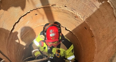 Cão cai em cisterna de 13 metros de profundidade e Corpo de Bombeiros de Patos de Minas faz o resgate do animal 