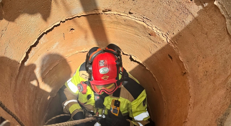 Cão cai em cisterna de 13 metros de profundidade e Corpo de Bombeiros de Patos de Minas faz o resgate do animal 