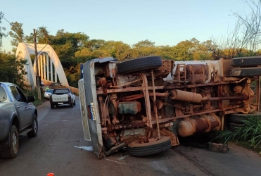 Patos de Minas - Caminhão tomba próximo à Ponte do Arco e bombeiros evitam que óleo escorra para o Rio Paranaíba