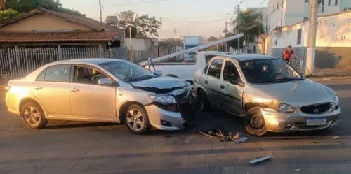 Patos de Minas - Condutor tem visão ofuscada pelo sol e causa colisão no bairro Várzea