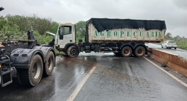 Caminhão com placas de Carmo do Paranaíba bate em mureta na BR-354; após motorista perder controle direcional 