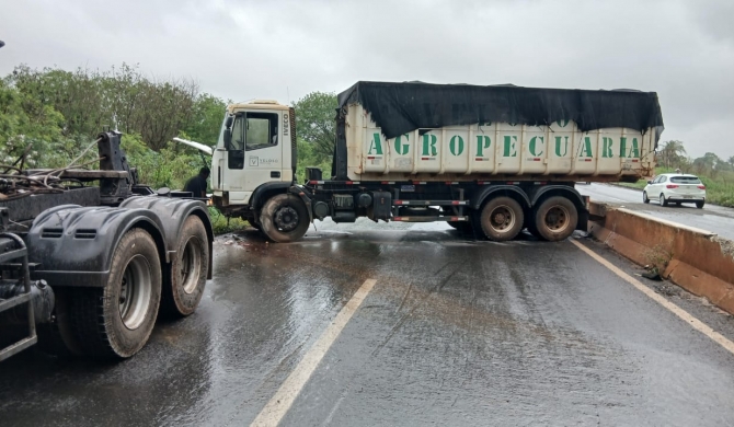 Caminhão com placas de Carmo do Paranaíba bate em mureta na BR-354; após motorista perder controle direcional 