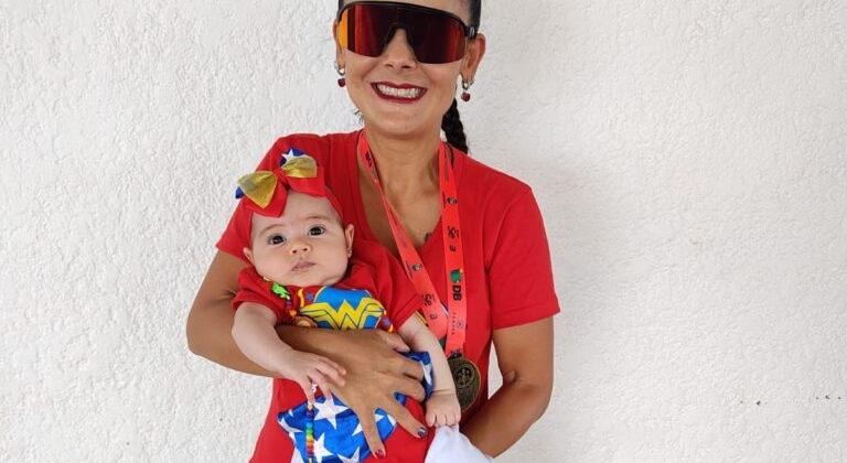 Força de mãe: atleta de Carmo do Paranaíba volta às corridas depois de gestação e conquista pódio em Patos de Minas