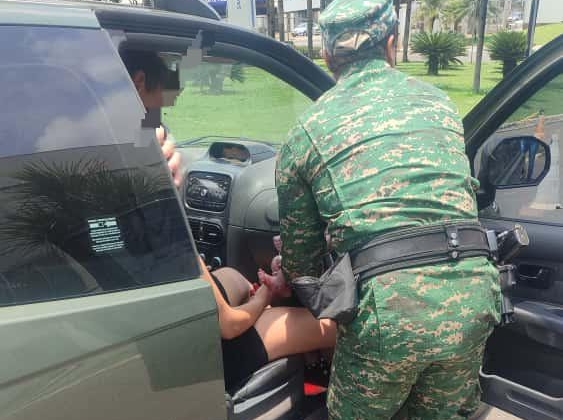 Policiais militares de Patos de Minas ajudam gestante que deu a luz dentro de automóvel a caminho do hospital 
