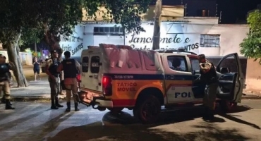 Indivíduos fogem de abordagem policial em motocicleta e durante perseguição são atingidos por disparos de arma de fogo; veja vídeo
