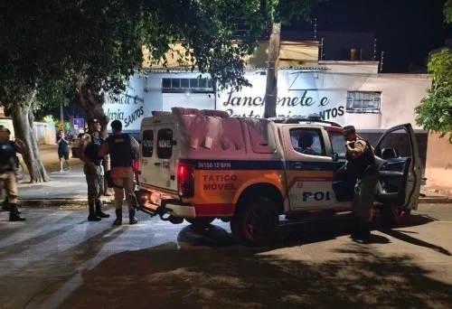 Indivíduos fogem de abordagem policial em motocicleta e durante perseguição são atingidos por disparos de arma de fogo; veja vídeo