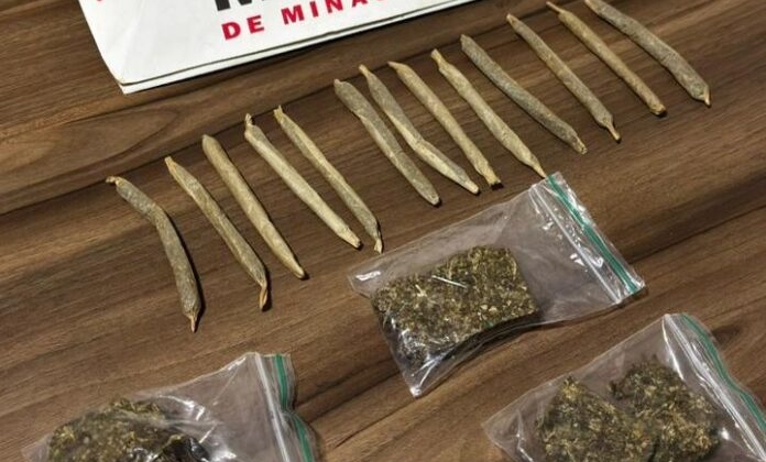 Ação policial resulta em apreensão de drogas e detenção de suspeito na cidade de Carmo do Paranaíba 