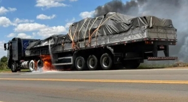 Rio Paranaíba - Pneu estoura e caminhão carregado pega fogo na MG-230
