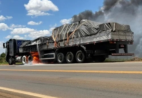 Rio Paranaíba - Pneu estoura e caminhão carregado pega fogo na MG-230