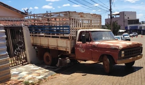 Patos de Minas - Caminhão desce desgovernado, atinge veículo e derruba muro de residência; motorista não tinha CNH
