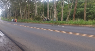 Presidente Olegário - Veículo escorrega na pista e bate em árvore na MGC-354; três pessoas ficam feridas