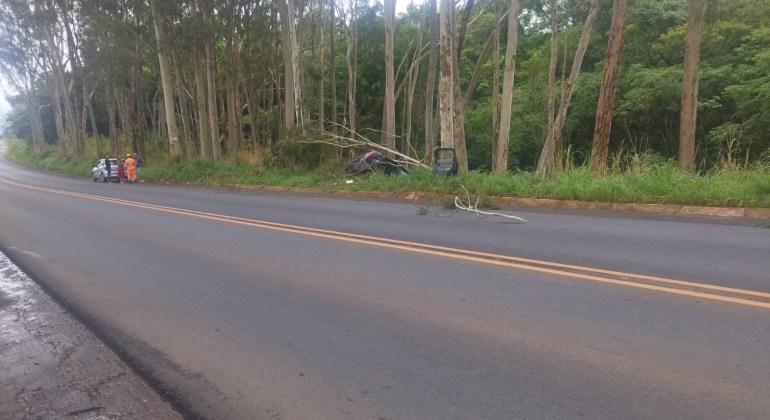 Presidente Olegário - Veículo escorrega na pista e bate em árvore na MGC-354; três pessoas ficam feridas