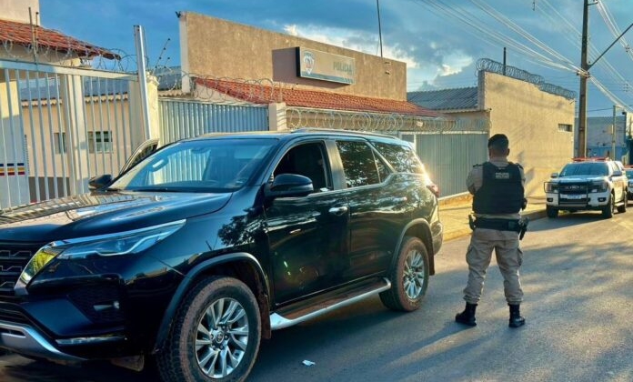 Veículo furtado em BH é recuperado pela Polícia Militar no Centro de Carmo do Paranaíba