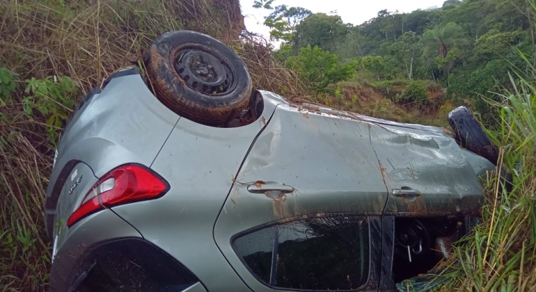 Lagoa Formosa - motorista perde controle direcional debaixo de chuva e capota veículo na BR-354