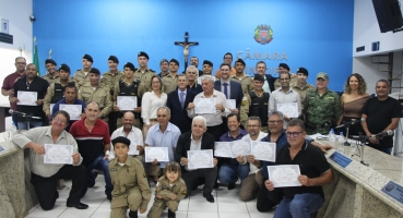 Câmara Municipal de Lagoa Formosa entrega diplomas de Menção Honrosa aos policiais militares da ativa e da reserva 