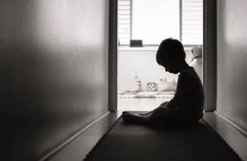 Polícia Militar é acionada pelo Conselho Tutelar após mãe agredir filho de 7 anos após ele ser expulso da escola e cometer furtos 