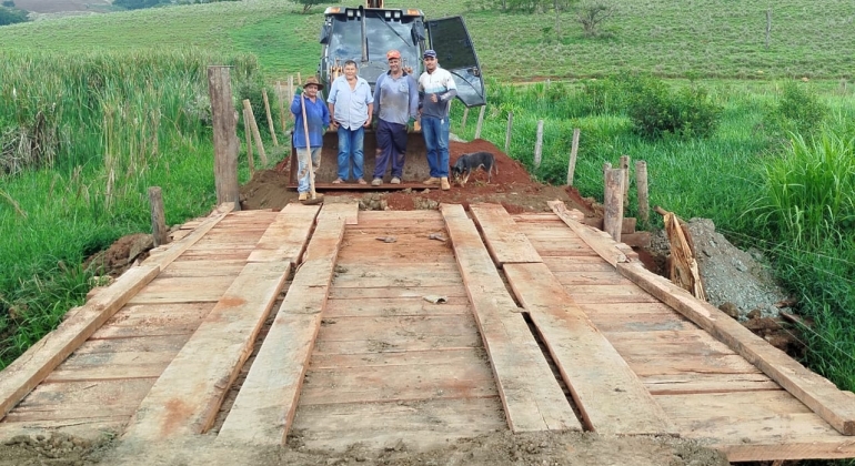 Prefeitura de Lagoa Formosa finaliza construção de mais um ponte na região de Mataburrinhos; outras duas estão em fase final de acabamento 