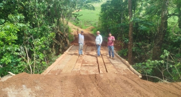 Prefeitura de Lagoa Formosa entrega ponte na região de Baú de Baixo