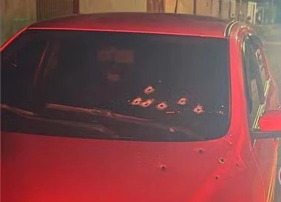 Homem sobrevive a tentativa de homicídio em Brasilândia de Minas após ter o carro atingido por vários disparos de arma de fogo
