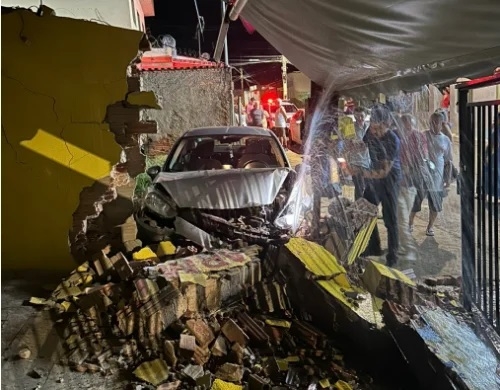 Patos de Minas - Motorista passa mal ao volante e provoca danos em série no bairro Nova Floresta