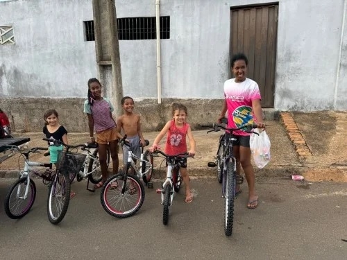 Projeto “Faça uma Criança Feliz” arrecada bicicletas para transformar o Natal de famílias carentes em Patos de Minas