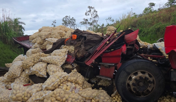 Motorista de caminhão morre em grave acidente na BR-354; no município de São Gotardo 