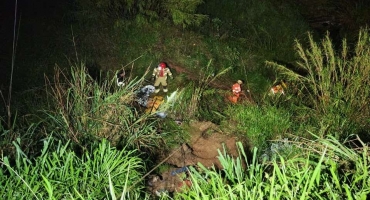 Caminhão sai da pista e desce ribanceira na BR-365 próximo a Santana de Patos e deixa dois homens feridos 