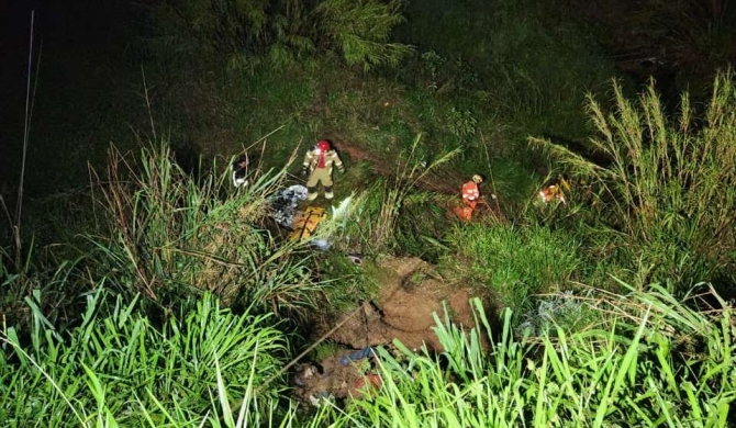 Caminhão sai da pista e desce ribanceira na BR-365 próximo a Santana de Patos e deixa dois homens feridos 