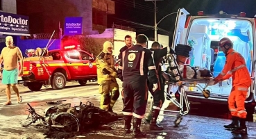 Motocicleta colide violentamente contra carro e pega fogo na cidade de Patos de Minas; condutor fica gravemente ferido 