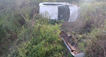 Monte Carmelo - Acidente na MG-190 deixa duas crianças e um adulto feridos após veículo aquaplanar e capotar