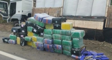 Carreta acidentada escondia carga milionária de maconha na BR-365