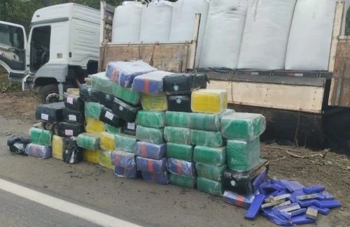 Carreta acidentada escondia carga milionária de maconha na BR-365