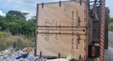 Presidente Olegário - Caminhão carregado com 11 toneladas de feijão tomba na MG-410