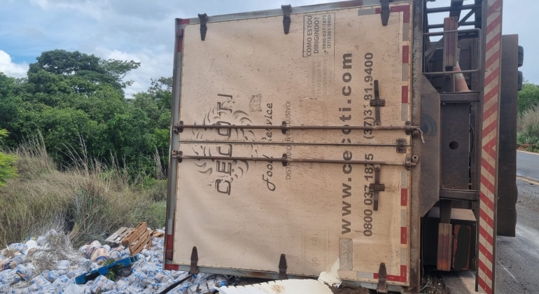 Presidente Olegário - Caminhão carregado com 11 toneladas de feijão tomba na MG-410