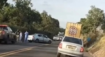 Família fica ferida em colisão entre carro e caminhão na BR-365; em Patrocínio 