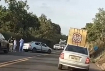 Família fica ferida em colisão entre carro e caminhão na BR-365; em Patrocínio 