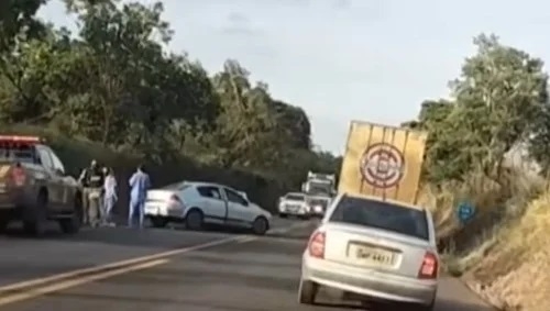 Família fica ferida em colisão entre carro e caminhão na BR-365; em Patrocínio 
