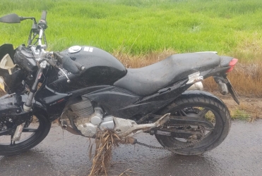Carmo do Paranaíba - Motociclista fica ferido ao tentar desviar de caminhão que aquaplanou na BR-354