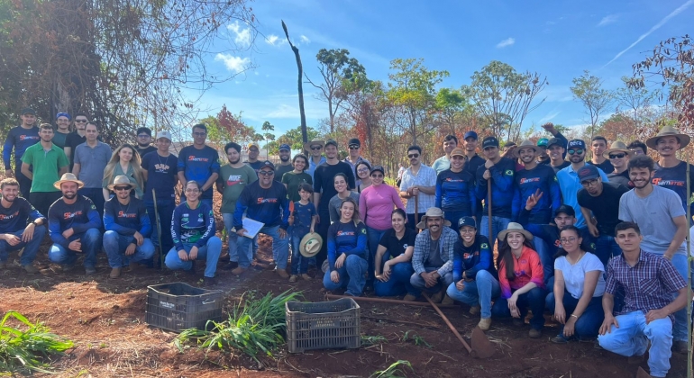 Alunos de Agronomia produzem mudas nativas para recuperação da Mata do Catingueiro