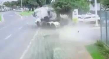 Patos de Minas - Motorista de cavalo mecânico fica ferido após bater em poste na Avenida JK