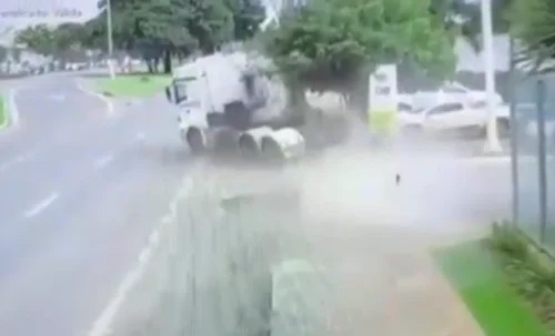 Patos de Minas - Motorista de cavalo mecânico fica ferido após bater em poste na Avenida JK