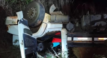 Caminhão capota e motorista morre preso às ferragens na BR-365; entre os trevos de Monte Carmelo e Romaria 