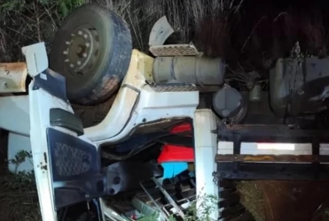 Caminhão capota e motorista morre preso às ferragens na BR-365; entre os trevos de Monte Carmelo e Romaria 