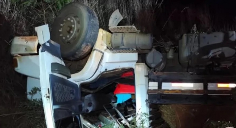 Caminhão capota e motorista morre preso às ferragens na BR-365; entre os trevos de Monte Carmelo e Romaria 