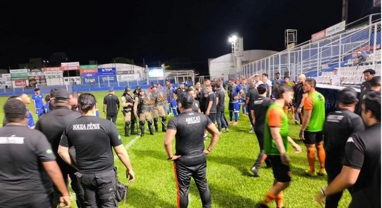 Amistoso entre URT e ABECAT termina em confusão no estádio Zama Maciel; em Patos de Minas 